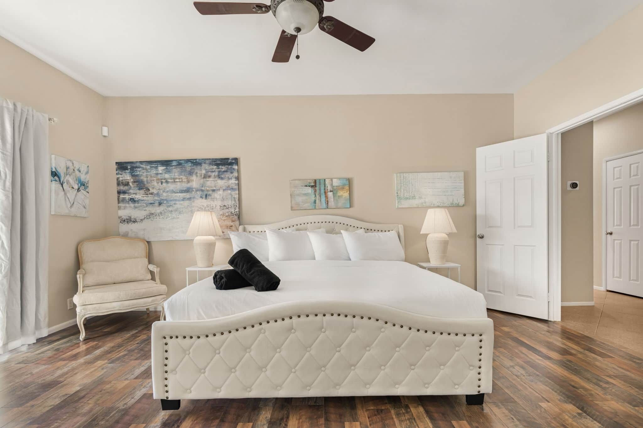 3 habitaciones, tabla de planchar con plancha, wifi y ropa de cama 