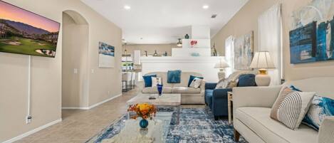 Televisie, een open haard, tafelvoetbal en een tafeltennistafel