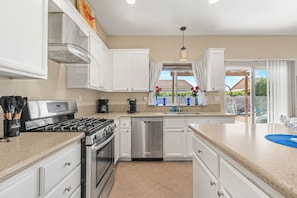 Fridge, microwave, oven, stovetop - Bocce Ball Sports House Pool, Game Room & Central! (Indio)