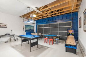 Une salle de loisirs équipée de tables de billard, d’un baby-foot et d’une table de ping-pong.
