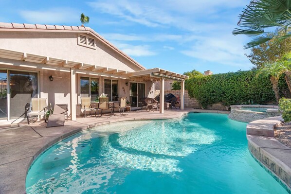 حمّام سباحة مُدفَّأ