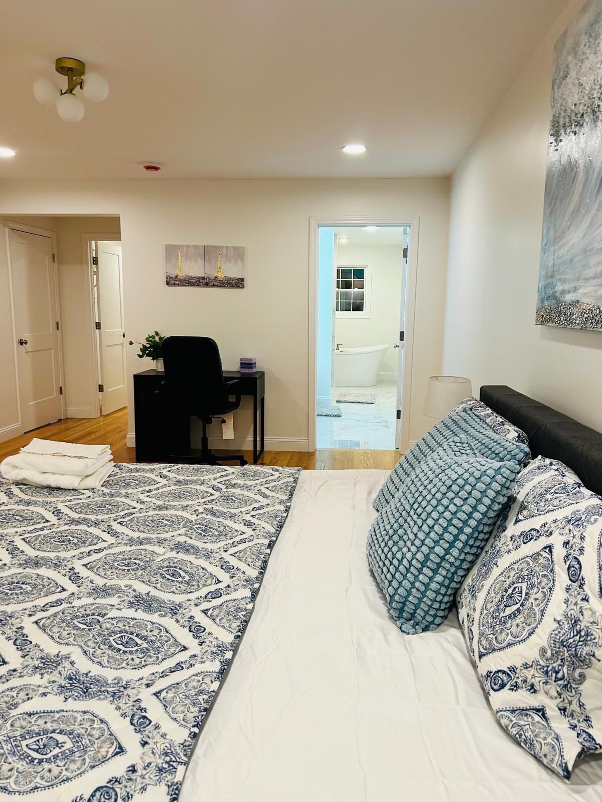 Silitysrauta/-lauta, Wi-Fi, vuodevaatteet