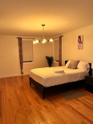 Silitysrauta/-lauta, Wi-Fi, vuodevaatteet