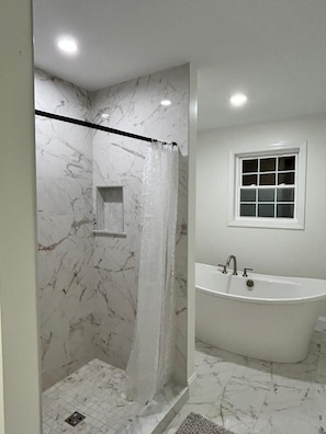 Secadora de cabello, toallas, jabón, papel de baño