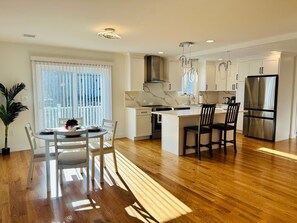 Dining - Soaking Tub Luxury 3-Bedroom Tonwhouse (Randolph)