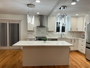Private kitchen - Soaking Tub Luxury 3-Bedroom Tonwhouse (Randolph)