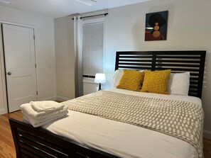 3 bedrooms, iron/ironing board, WiFi, bed sheets - Soaking Tub Luxury 3-Bedroom Tonwhouse (Randolph)