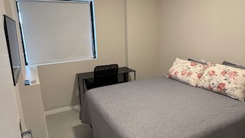 Apartamento conforto, vista para a cidade | Cortinas blackout, ferros/tábuas de passar roupa, Wi-Fi de cortesia