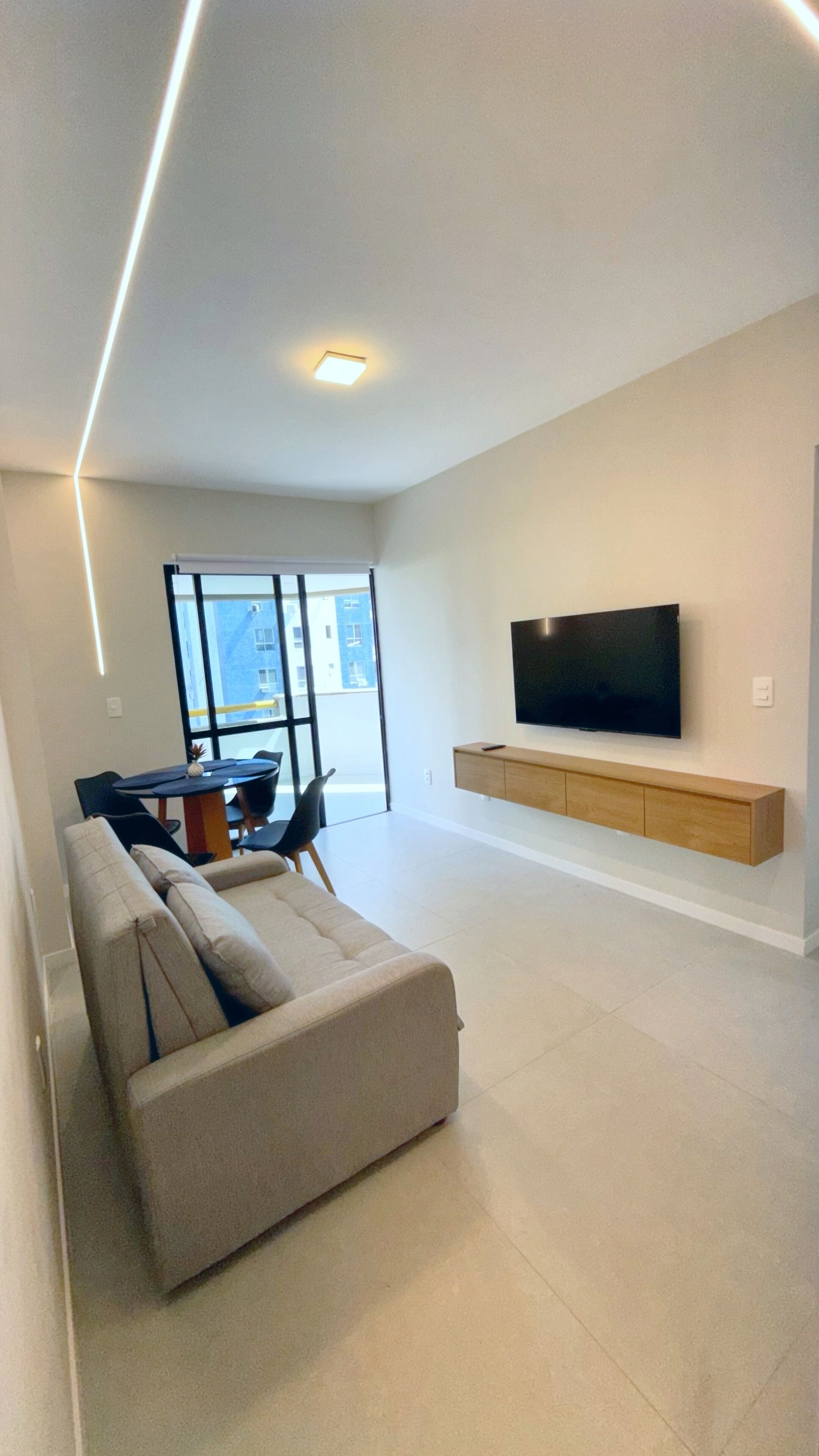 Apartamento conforto, vista para a cidade | Área de estar | TV LED 50 polegadas com canais digitais