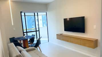 Apartamento conforto, vista para a cidade | Área de estar | TV LED 50 polegadas com canais digitais
