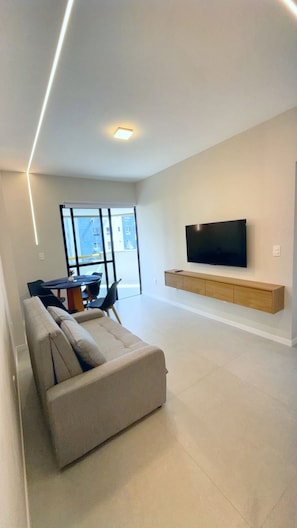 Comfort Apartment, City View | Living area | 50-inch LED TV with digital channels - Apart Hotel recém reformado TV de cinema (Salvador)
