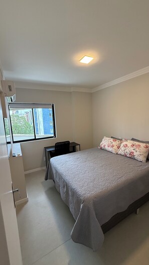 Comfort Apartment, City View | Premium bedding, down comforters, memory foam beds, blackout drapes - Apart Hotel recém reformado TV de cinema (Salvador)