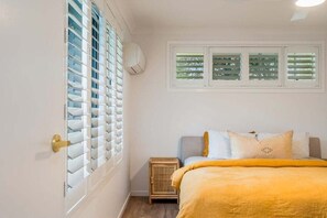 3 bedrooms, iron/ironing board, free WiFi, bed sheets - Cedar Beach House - East Ballina (East Ballina)