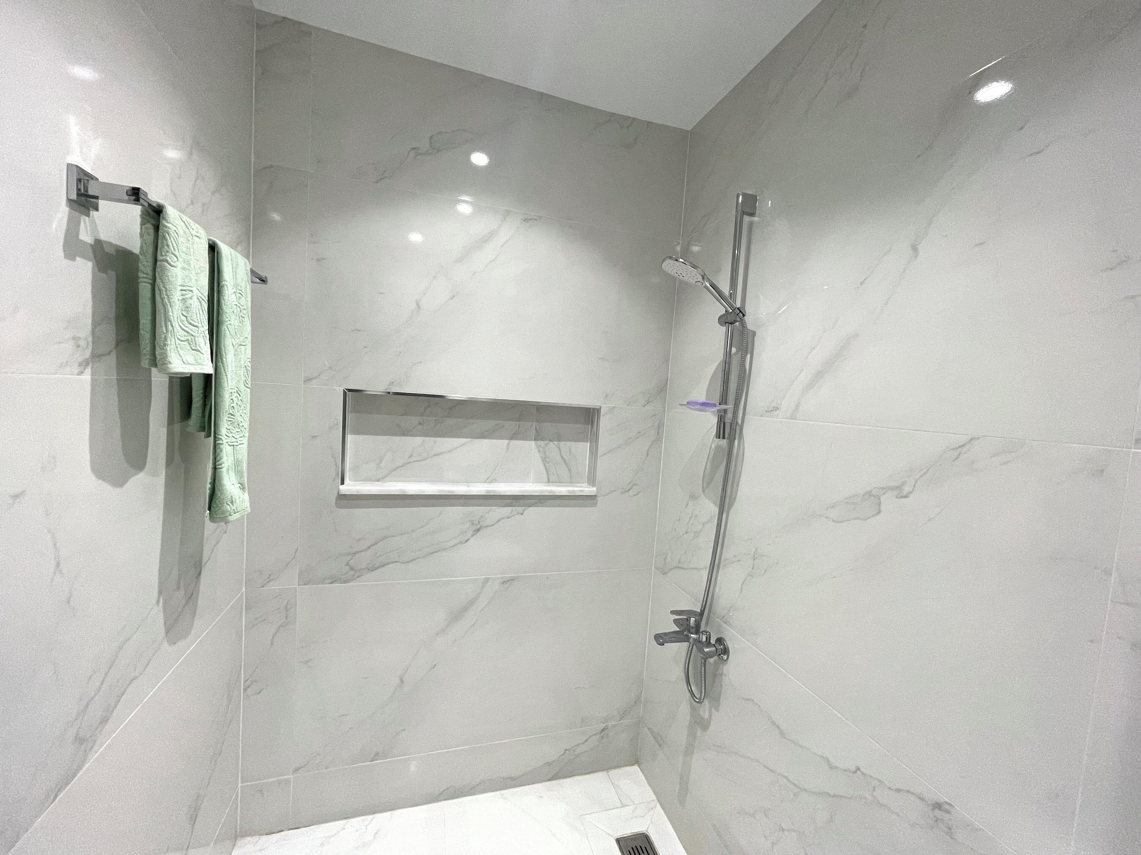 シャワー、タオル、石鹸、トイレットペーパー