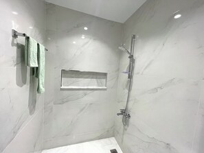 シャワー、タオル、石鹸、トイレットペーパー