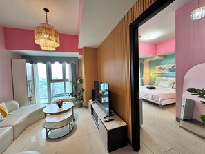 Iron/ironing board, WiFi, bed sheets - 4 BR King Bed in BGC Uptown w/ Balcony & Bathtub (Taguig)