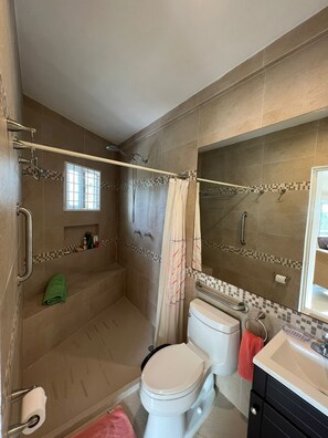 Sèche-cheveux, serviettes fournies, savon, papier toilette