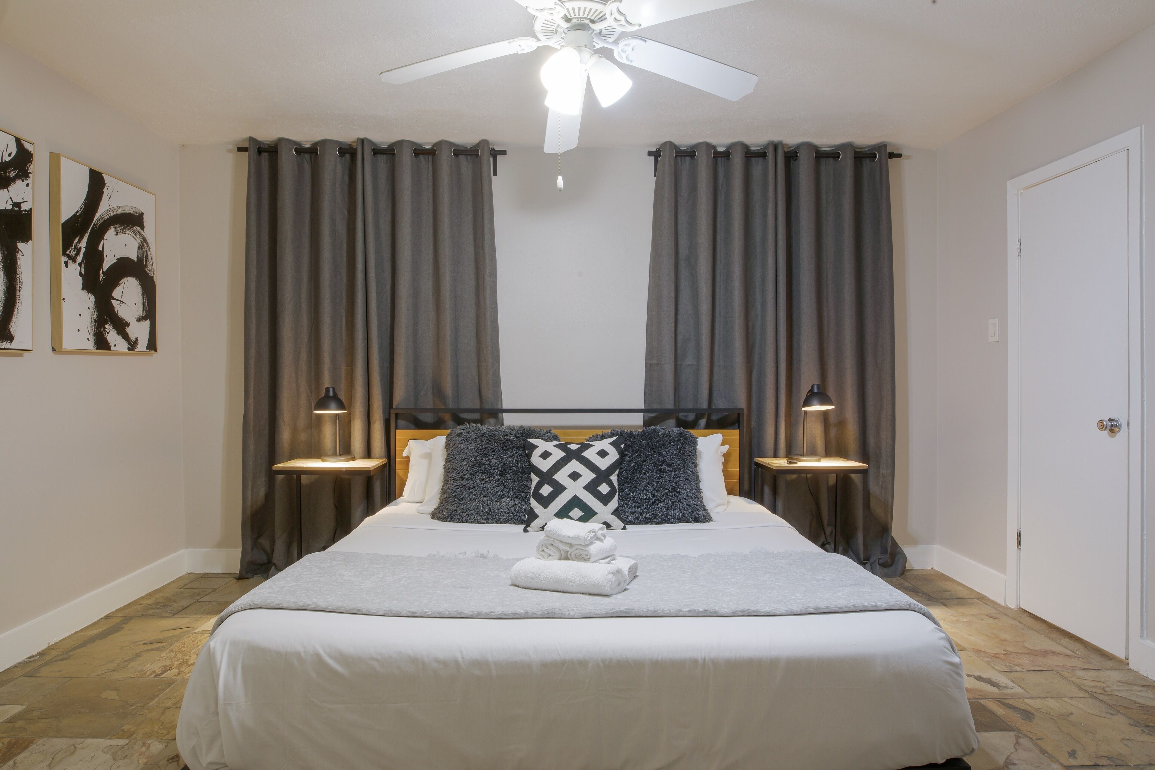 Una scrivania, ferro/asse da stiro, culla da viaggio, Wi-Fi gratuito