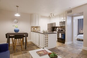Fridge, microwave, oven, stovetop - 1BR W Alabama Montrose Sueño Apt 9, Med Center! (Houston)