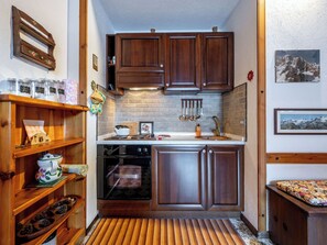 Fridge, oven, cookware/dishes/utensils - Gag Derby Apartment by Interhome (La Salle)