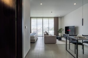 Classic-Suite, Balkon | Wohnbereich | 65-Zoll-Smart-TV mit Digitalempfang