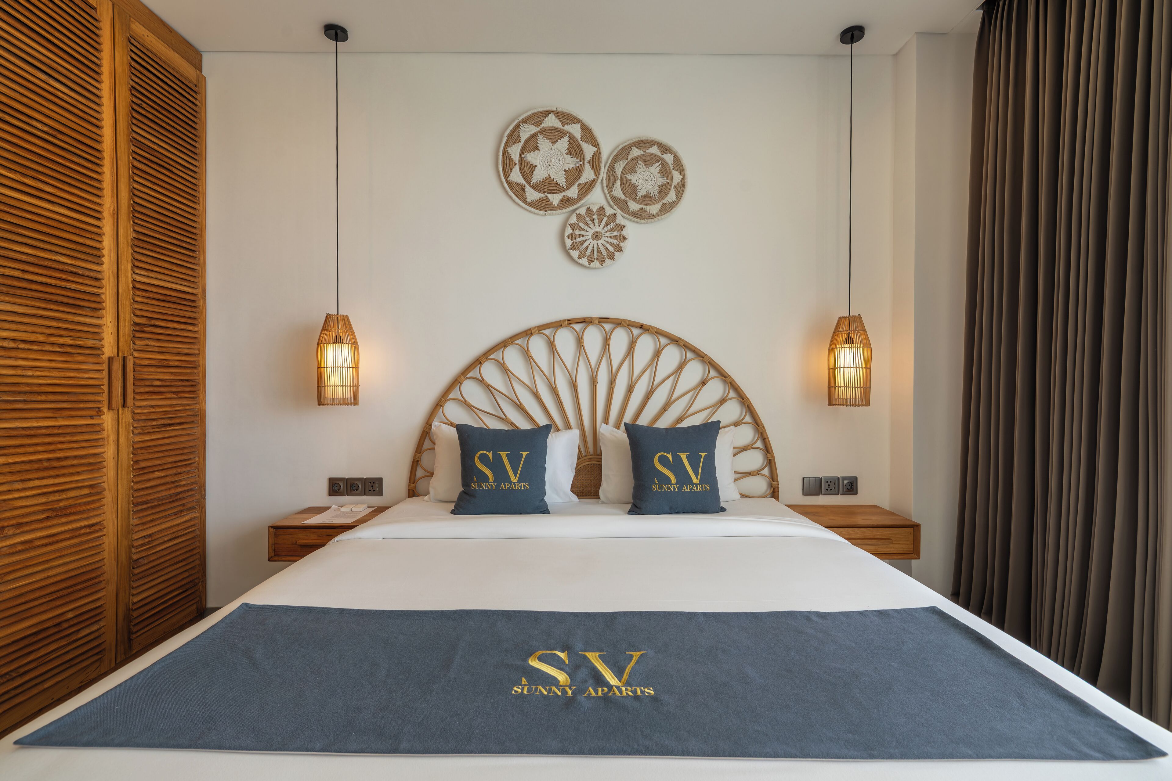 Ropa de cama de alta calidad y caja de seguridad en la habitación 