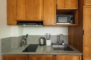 Comfort-Suite, Balkon | Eigene Kochnische | Wasserkocher, Mixer, Reinigungsartikel, Gefrierschrank