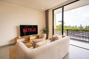 Signature-Suite, Balkon | Wohnzimmer | 65-Zoll-Smart-TV mit Digitalempfang