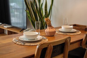 Comfort-Suite, Balkon | Essbereich im Zimmer