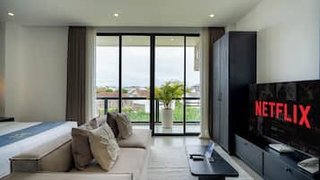 Suite Klasik, balkon | Ruang keluarga | Smart TV 65-inci dengan saluran TV digital