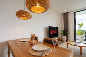 Signature-Suite, Balkon | Essbereich im Zimmer