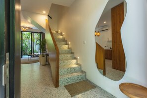 Villa | Oturma alanı | Dijital TV kanalları bulunan 65 inç akıllı televizyon 