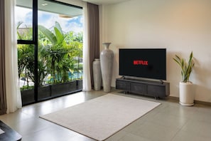 Familjesvit | Vardagsrum | 65-tums smart-tv med digitalkanaler