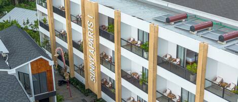 Et hotel med flere etager og et tydeligt skilt, der siger "Sunny Aparts".