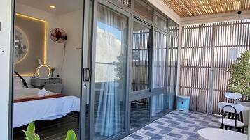 Skrivebord, blendingsgardiner, strykejern/-brett og wi-fi (inkludert)