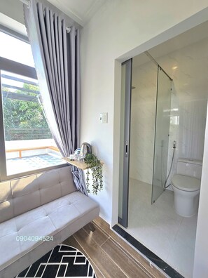 Bàn, màn/rèm cản sáng, bàn ủi/dụng cụ ủi quần áo