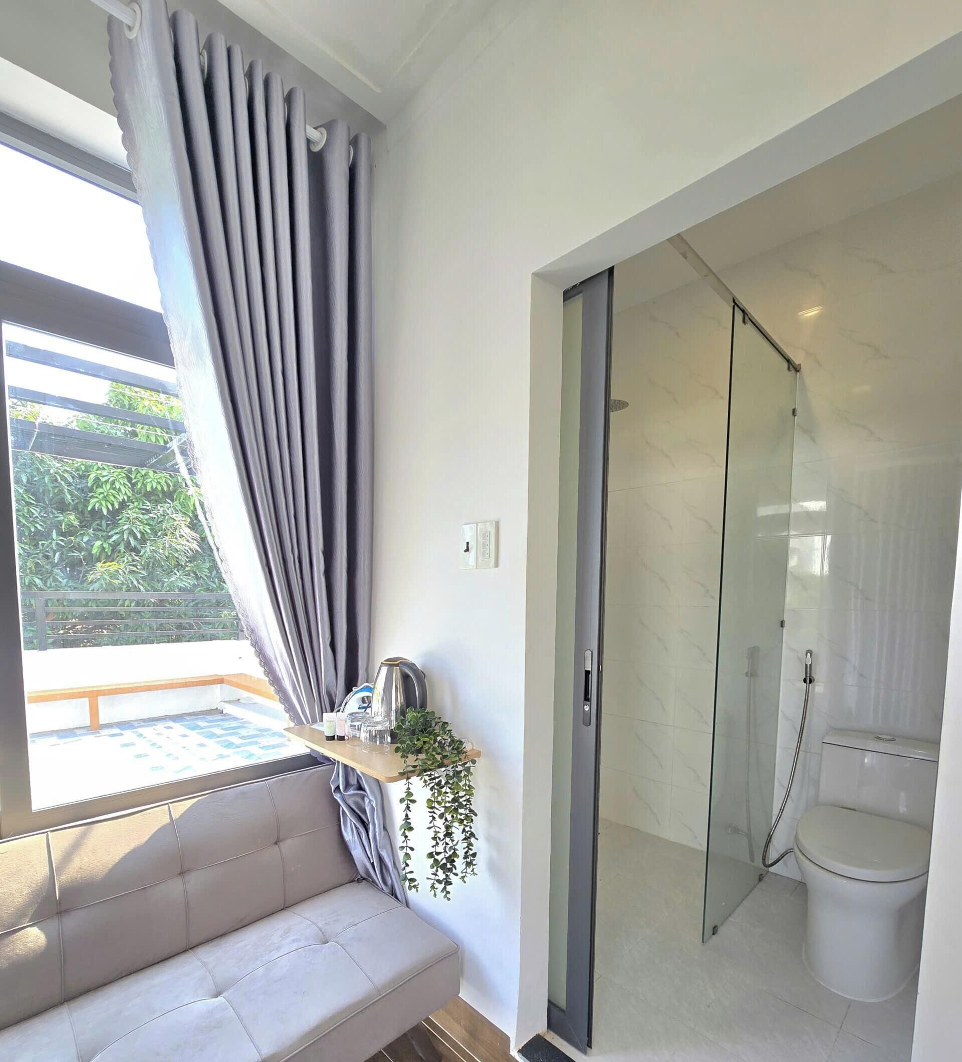 Bàn, màn/rèm cản sáng, bàn ủi/dụng cụ ủi quần áo 