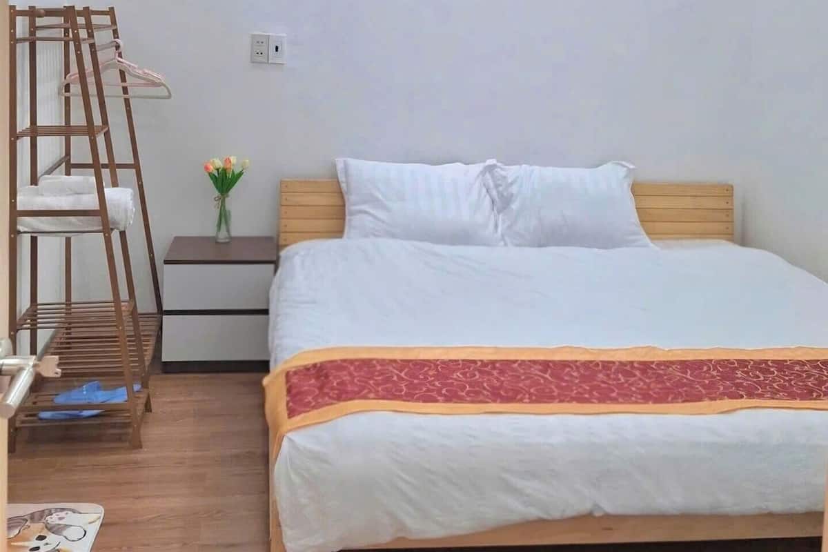 Nhà dành cho gia đình, quang cảnh vườn | Bàn, màn/rèm cản sáng, bàn ủi/dụng cụ ủi quần áo