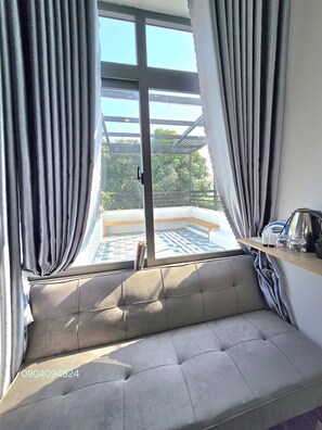 Bàn, màn/rèm cản sáng, bàn ủi/dụng cụ ủi quần áo