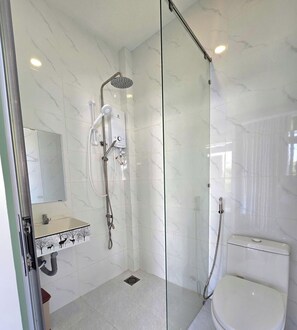Shower, hair dryer, slippers, towels - XOAI BIEN HOMESTAY PHAN THIET GAN BIEN (Phan Thiet)