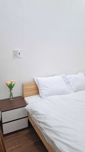 Nhà dành cho gia đình, quang cảnh vườn | Bàn, màn/rèm cản sáng, bàn ủi/dụng cụ ủi quần áo