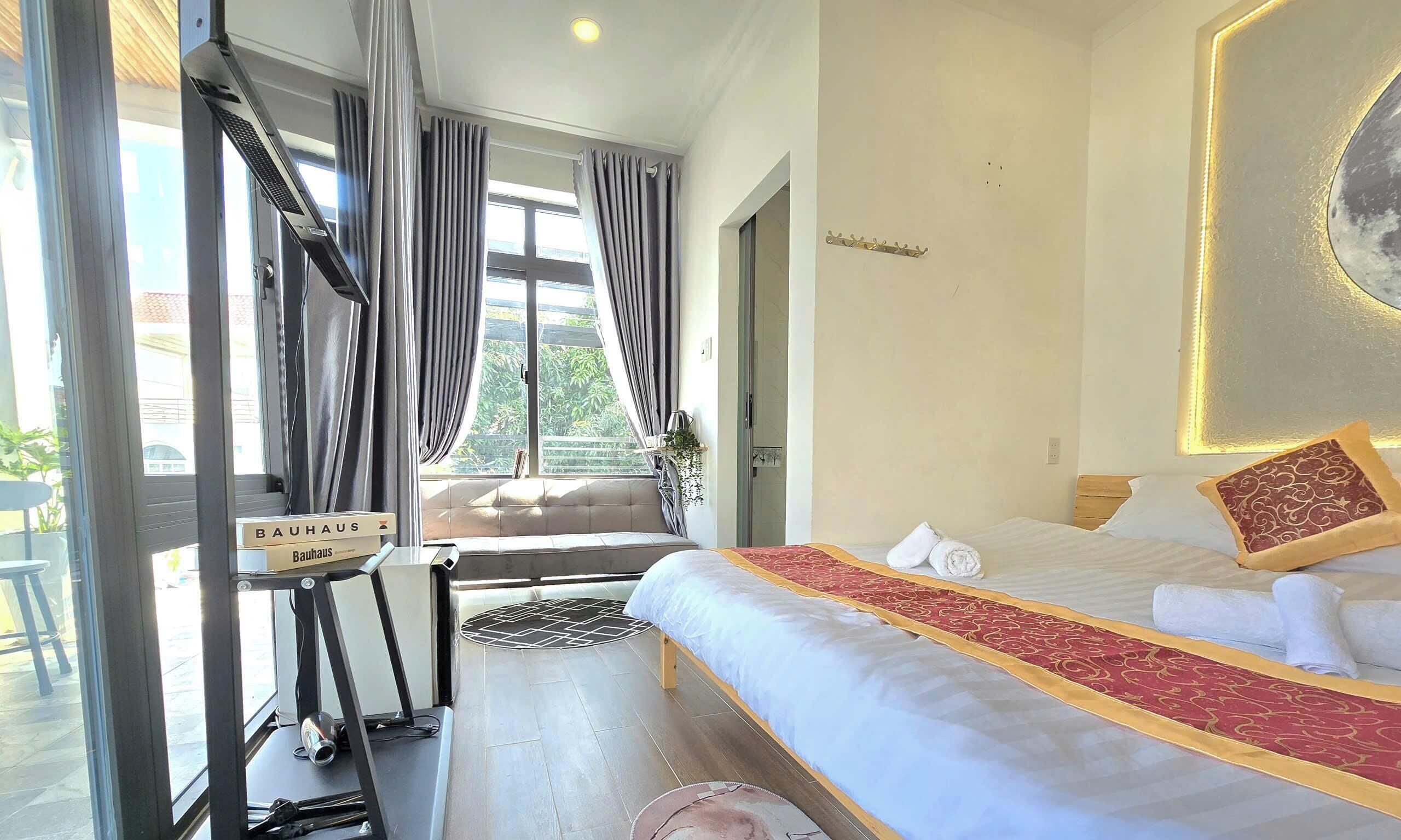 Bàn, màn/rèm cản sáng, bàn ủi/dụng cụ ủi quần áo 