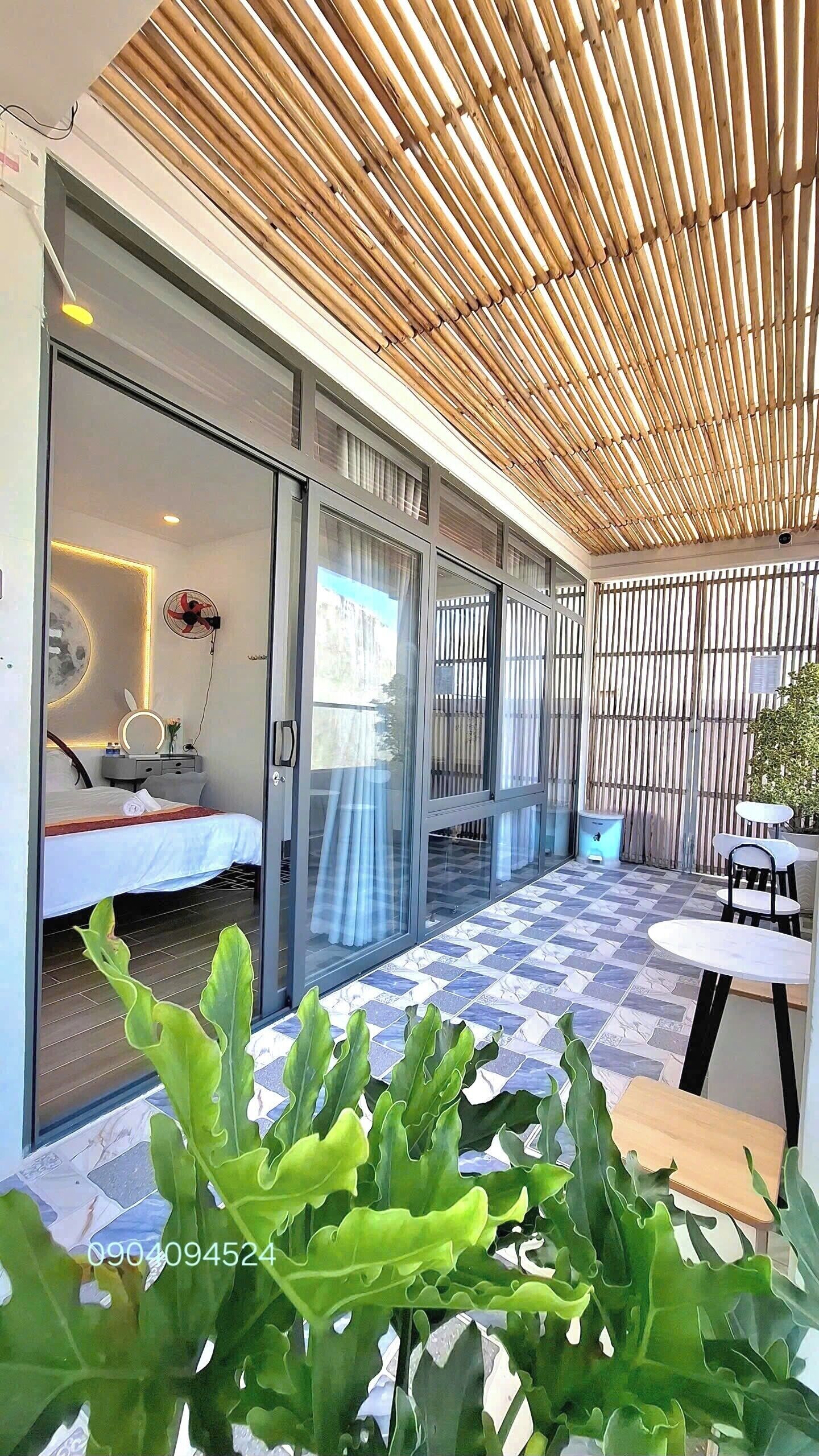 Bàn, màn/rèm cản sáng, bàn ủi/dụng cụ ủi quần áo 