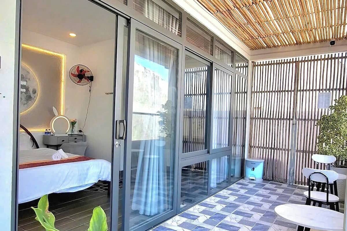 Bàn, màn/rèm cản sáng, bàn ủi/dụng cụ ủi quần áo