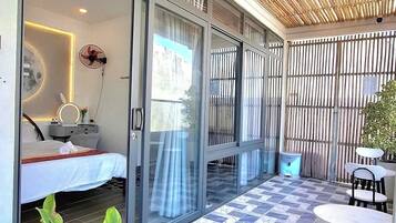 Desk, blackout drapes, iron/ironing board, free WiFi