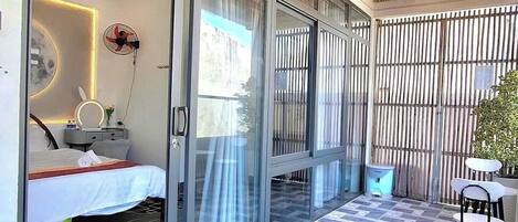 Skrivbord, mörkläggningsgardiner, strykjärn/strykbräda och gratis wi-fi