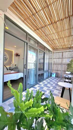 Bàn, màn/rèm cản sáng, bàn ủi/dụng cụ ủi quần áo 