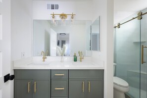 Shower, hair dryer, towels, soap - House of Palm – Perfect 3-bedroom house with AC in sunny San Diego (San Diego)