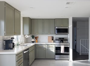 Microwave, oven, stovetop, dishwasher - House of Palm – Perfect 3-bedroom house with AC in sunny San Diego (San Diego)