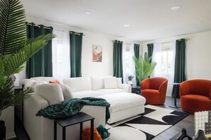 TV - House of Palm – Perfect 3-bedroom house with AC in sunny San Diego (San Diego)